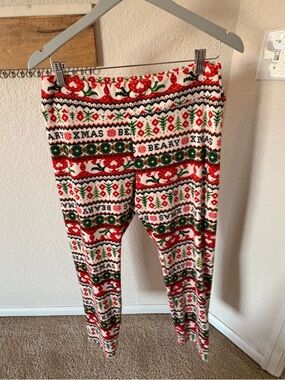 No Boundaries Red White Green Holiday Print Leggings